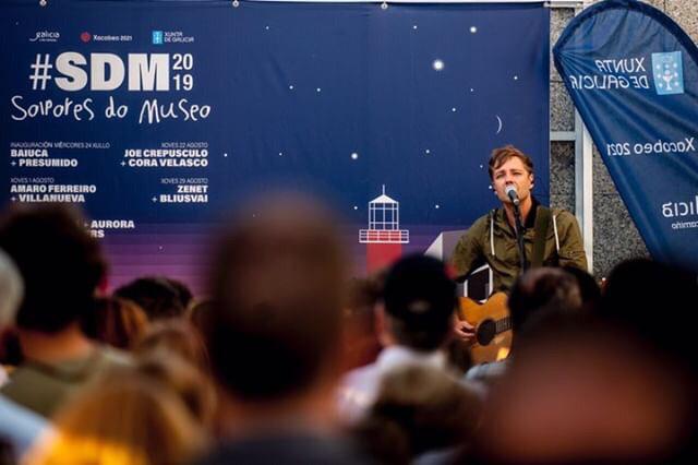 sonbuenos's tweet photo. Siguen llegandonos fotos de @VILLANUEVAmusic en el concierto de ayer en #SDM2019 Solpores do Museo @museodomar de #Vigo #OsNosos 📷Poliya https://t.co/bOGOZ2IYv7