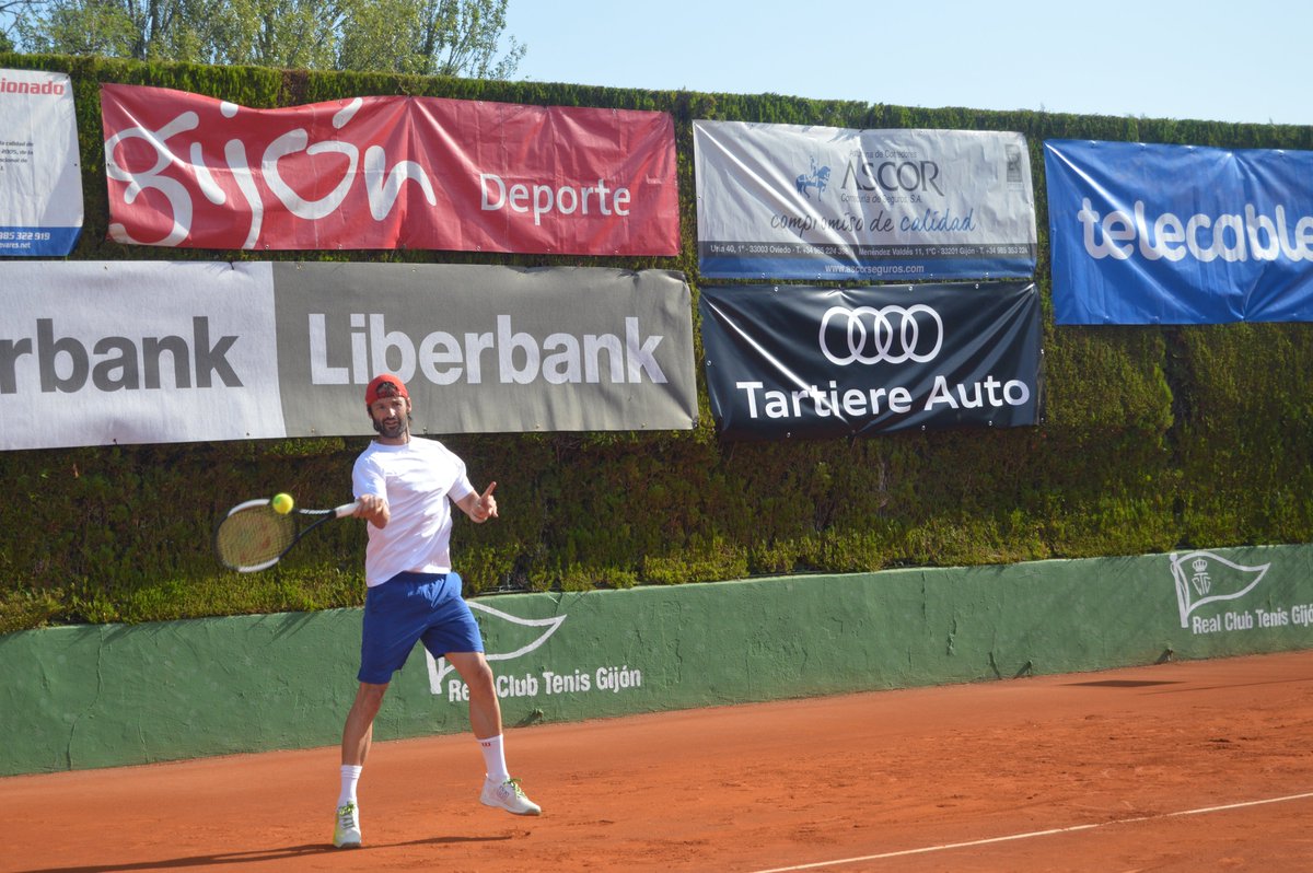 pablomosquera_'s tweet photo. Super Friday en el #Nespral. Roberto Menéndez avanza a cuartos de final en su pista predilecta. A las 17:00 horas le espera Sergio Redondo.

@ClubTenisGijon @IBPTenis https://t.co/NPQa3Q5Euj