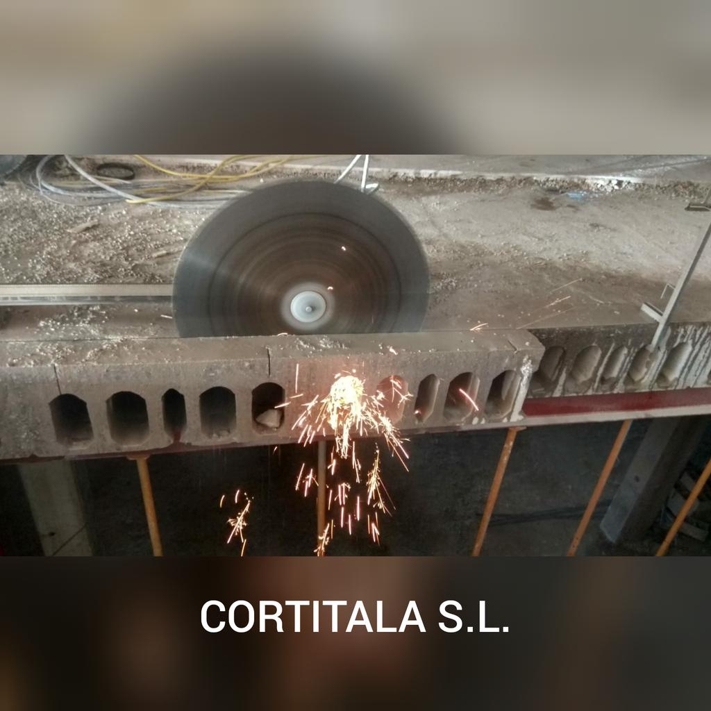 Cortitala's tweet image. Corte de hormigón con disco diamantado.