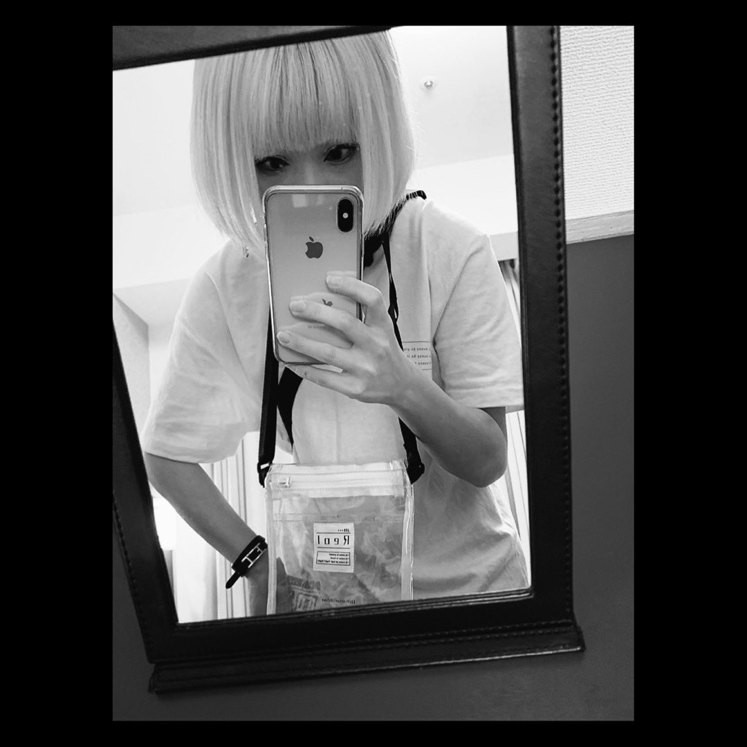 Reol Official いよいよ明日 ご要望の多かった本人着用写真をゲット致しました Reol着用はmサイズです フェス会場限定グッズのクリアサコッシュはパターンから特注 たい の歌詞に倣ってマズローの五大欲求がプリントされています 明日のrock In