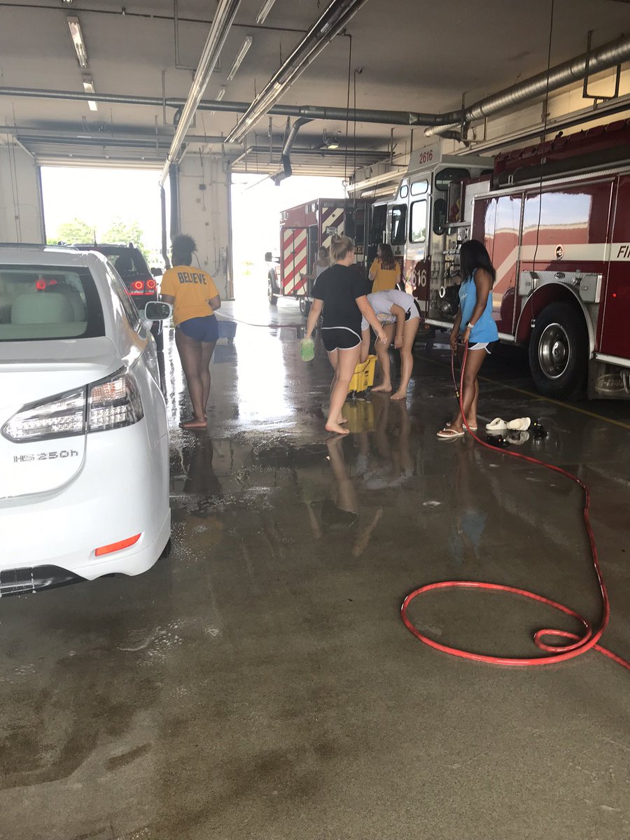Great work this weekend ladies! We had a great tournament at mount, and won the Silver! 
Also a successful car wash, thanks to the community for your support 💙💛
