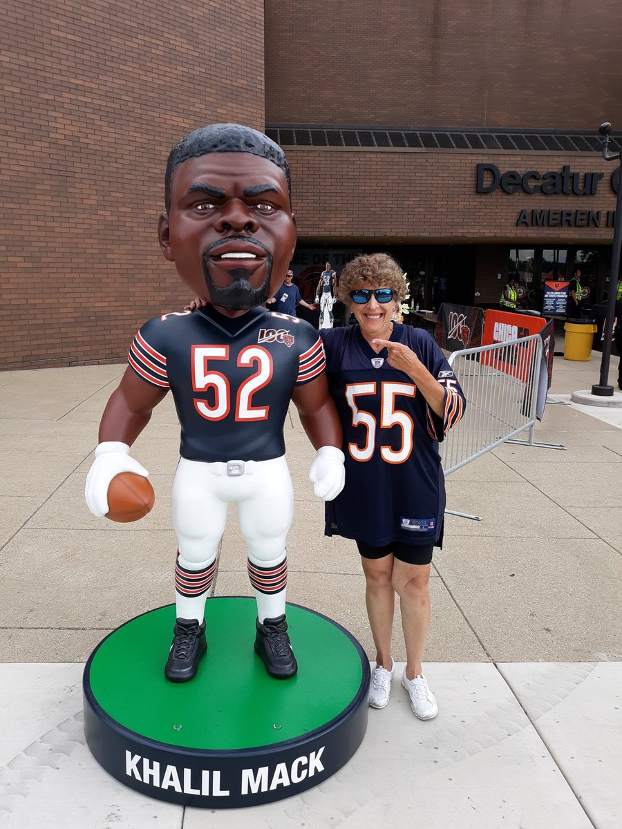 Mybears2's tweet photo. Mama is in #BearHeaven #ReturnToDecatur #LanceBriggs signing autographs 🤩😎😘😳🐻⬇️ https://t.co/A64QTRGDVb