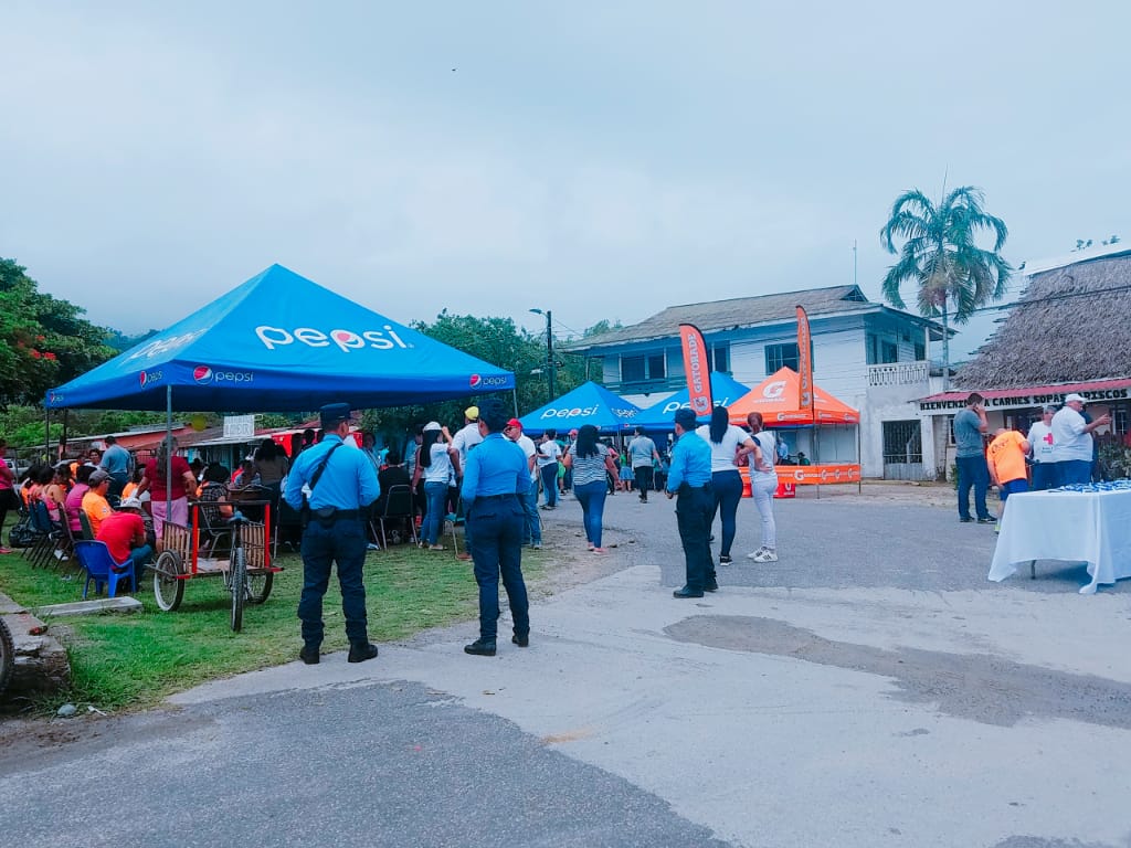 PoliciaHonduras's tweet photo. Nos encontramos brindando seguridad en evento programado por la Municipalidad de Omoa en conjunto al comité de feria de Cuyamel donde se llevan a cabo diferentes actividades en honor al Santo Patrón Santiago Apóstol 

#AsíEstamosCumpliendo #UDEP5 https://t.co/8Z4DO64ME5