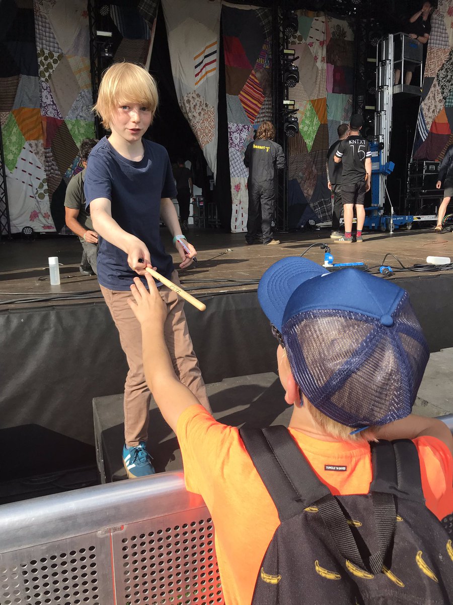 Mooiste moment van #WTTV19 van onze kleine man. Gesigneerde drumstok scoren van Jan Klein (zoon van) na geweldig optreden van <a href="/ClawBoysClaw/">Claw Boys Claw</a>