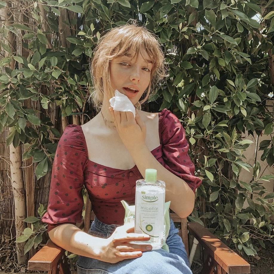SimpleSkinUS's tweet photo. Repost from #simplepartner @avreyovard 💚
“Staying clean using my @SimpleSkinUS Cleansing Wipes along with the Micellar Water ✨ these are vegan and have no drying alcohol in them which i love because my skin is always dry no matter what time of year it is :P”. #simpleskinus https://t.co/QcGzlN0C1P