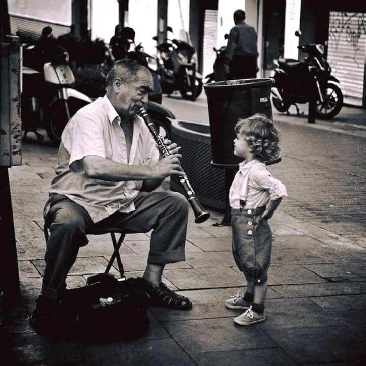 #PerleDiPensiero 
La musica ci insegna la cosa più importante che esista: ascoltare.🌸
-Ezio Bosso -

#BuonaSerataATutti