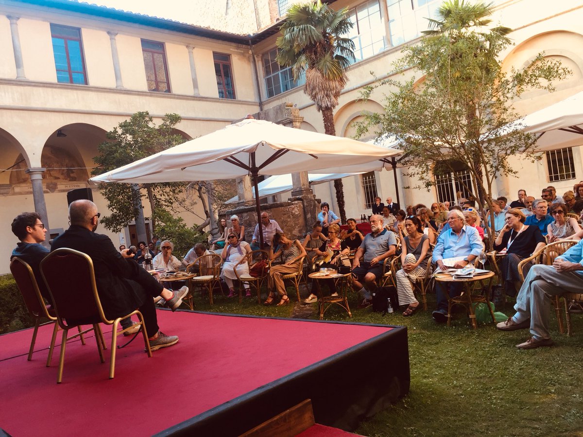 “La capacità di spostare lo sguardo ogni volta un po’ piú avanti, ma sempre partendo da se stesso e dalla concretezza di una vita privata complessa. Ecco, questa é la grande lezione di Costantino”. Giovanni Montanaro con <a href="/carloalbarello/">CarloAlbarello</a> su “Le ultime lezioni” (<a href="/feltrinellied/">Feltrinelli Editore</a>).