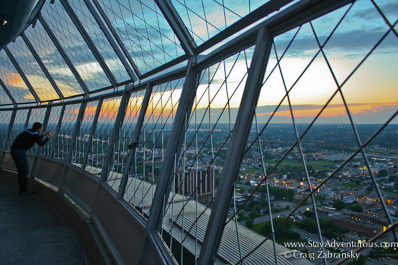 SaveABuckOnline's tweet photo. Skylon Tower views during a sunset = the perfect candid moment
.
.
.
#saveabuck #skylontower #candidmoments #cliftonhill #dinnerwithaview https://t.co/W9yu09jvxR