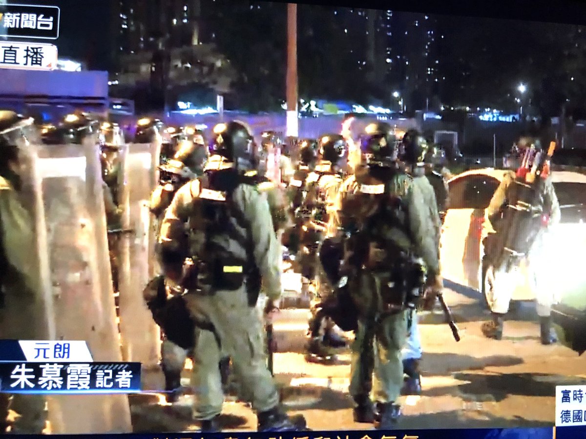 riot police arriving in Yuen Long at 1am