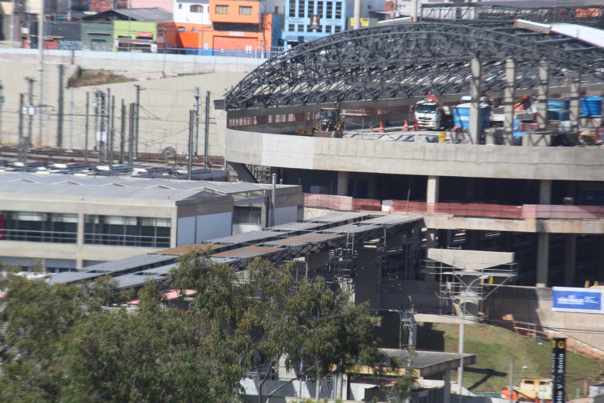 ferroviandoBR's tweet photo. Em andamento o fechamento da cobertura metálica do Terminal de Ônibus anexo a Estação Vila Sônia da Linha 4 Amarela #Linha4Amarela #ViaQuatro #metrosp

Detalhe também da passarela

Foto: Alexandre Ishida https://t.co/RXxyoWUzDN
