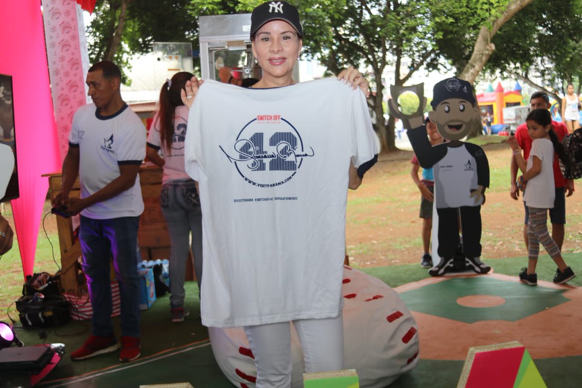 ATP_panama's tweet photo. La Primera Dama de la República, Yazmin Colón de Cortizo, visita el stand de ATP en el Parque Omar en donde celebramos el Día del Niño con juegos y mucha diversión alusivos al astro Mariano Rivera. 🏆⚾ #visitpanama #ApagaYVamonos42 #MarianoRivera #SwitchOff42 #halloffame https://t.co/OMVdbUiSVe