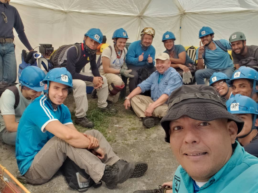 rescatehumboldt's tweet photo. #FelizDomingo: Alumnos #ORH2019 en Ciclo de Capacitación Básica.
"Lo importante no es querer salvar, sino saber salvar"
.@rescatehumboldt
#SAR #Rescate #Voluntarios #Formacion #Caracas #CCS #Venezuela #FamiliaHumboldt https://t.co/LP4LdYn8Yo