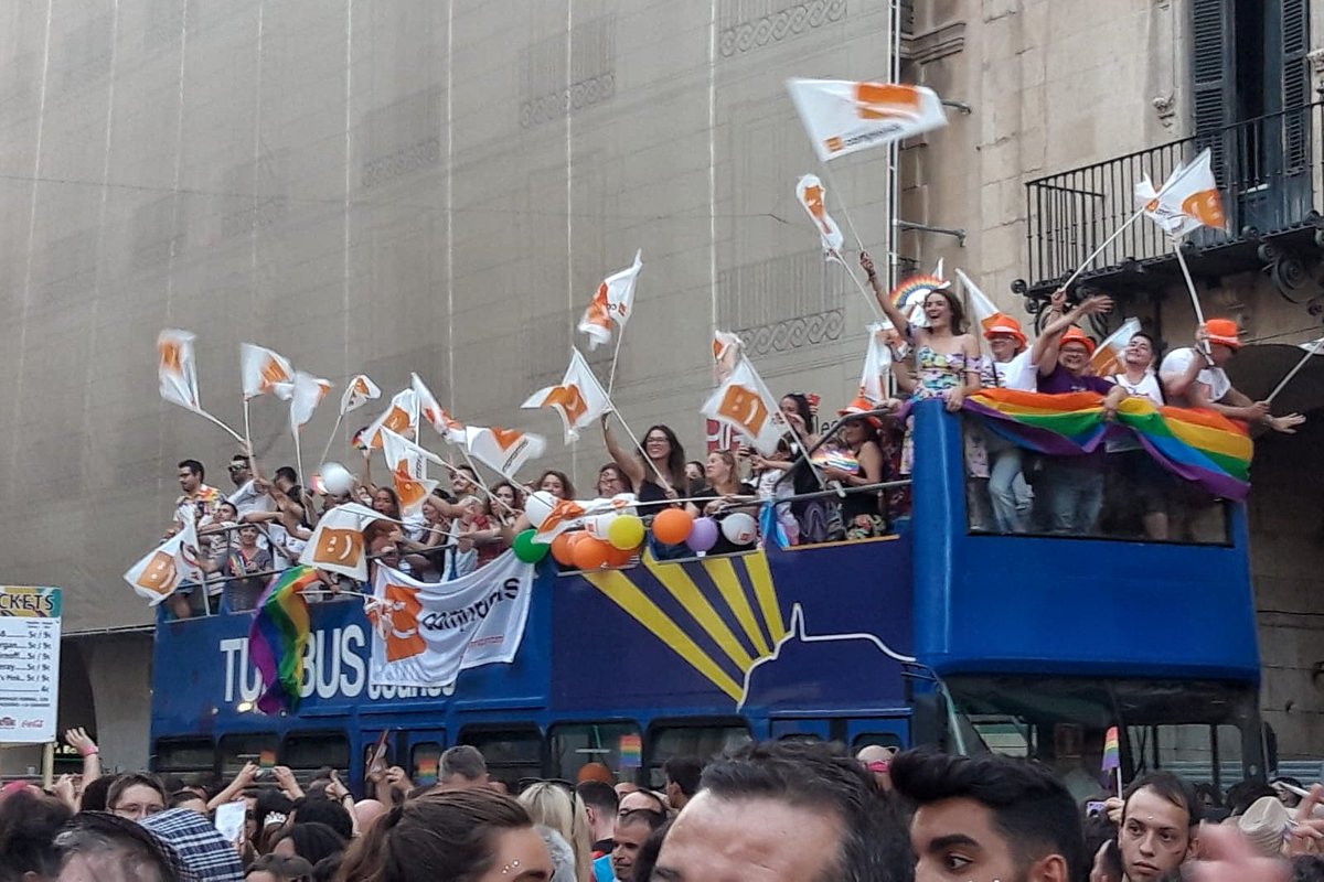 Airosadri's tweet image. Orgullos🧡s del nostre @compromis, som una terra diversa 🏳️‍🌈✨ #OrgullAlacant 🌈