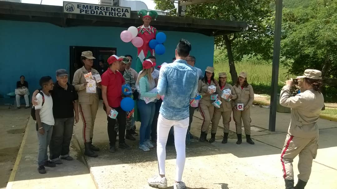 ivsslasgarzas's tweet photo. El Equipo de la fundación JPSUV Anzoátegui, realizó donativo de juguetes a nuestros pequeños gladiadores y gladiadoras recluidos en el Hosp. @ivsslasgarzas. Porque la batalla de cada día es por ustedes niños y niñas de la Patria. @NicolasMaduro @magallyvina @edcar24 @ivssoficial https://t.co/r8QDUQOpe3
