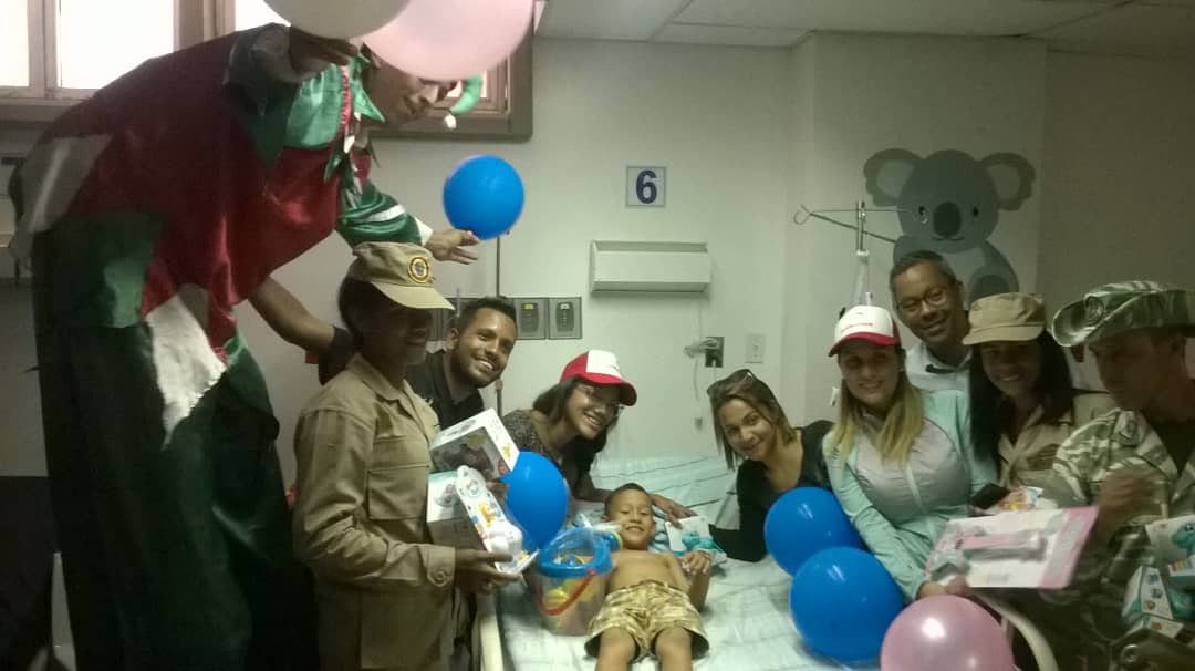 ivsslasgarzas's tweet photo. El Equipo de la fundación JPSUV Anzoátegui, realizó donativo de juguetes a nuestros pequeños gladiadores y gladiadoras recluidos en el Hosp. @ivsslasgarzas. Porque la batalla de cada día es por ustedes niños y niñas de la Patria. @NicolasMaduro @magallyvina @edcar24 @ivssoficial https://t.co/r8QDUQOpe3
