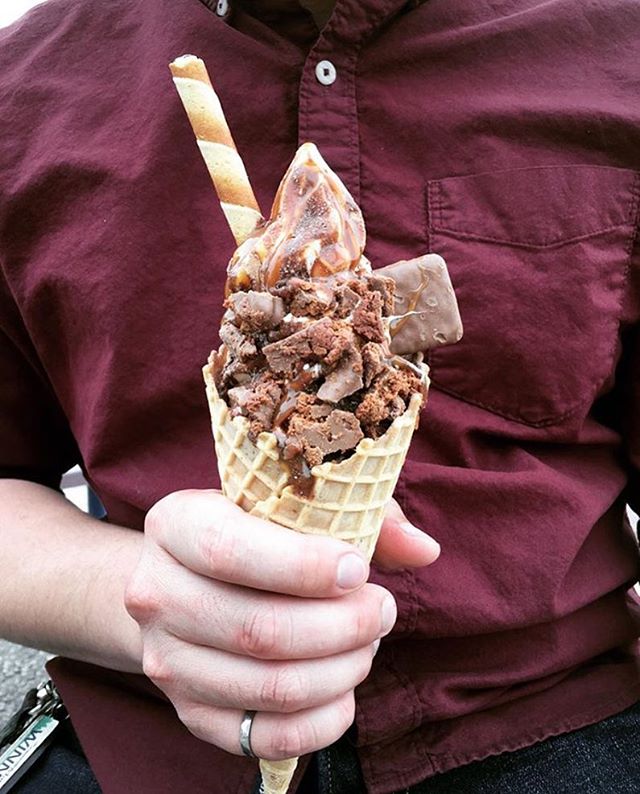 There’s no such thing as too many toppings, right? Asking for a friend. 😉 #NationalIceCreamDay 🍦 (📸: subzerowinnipeg)