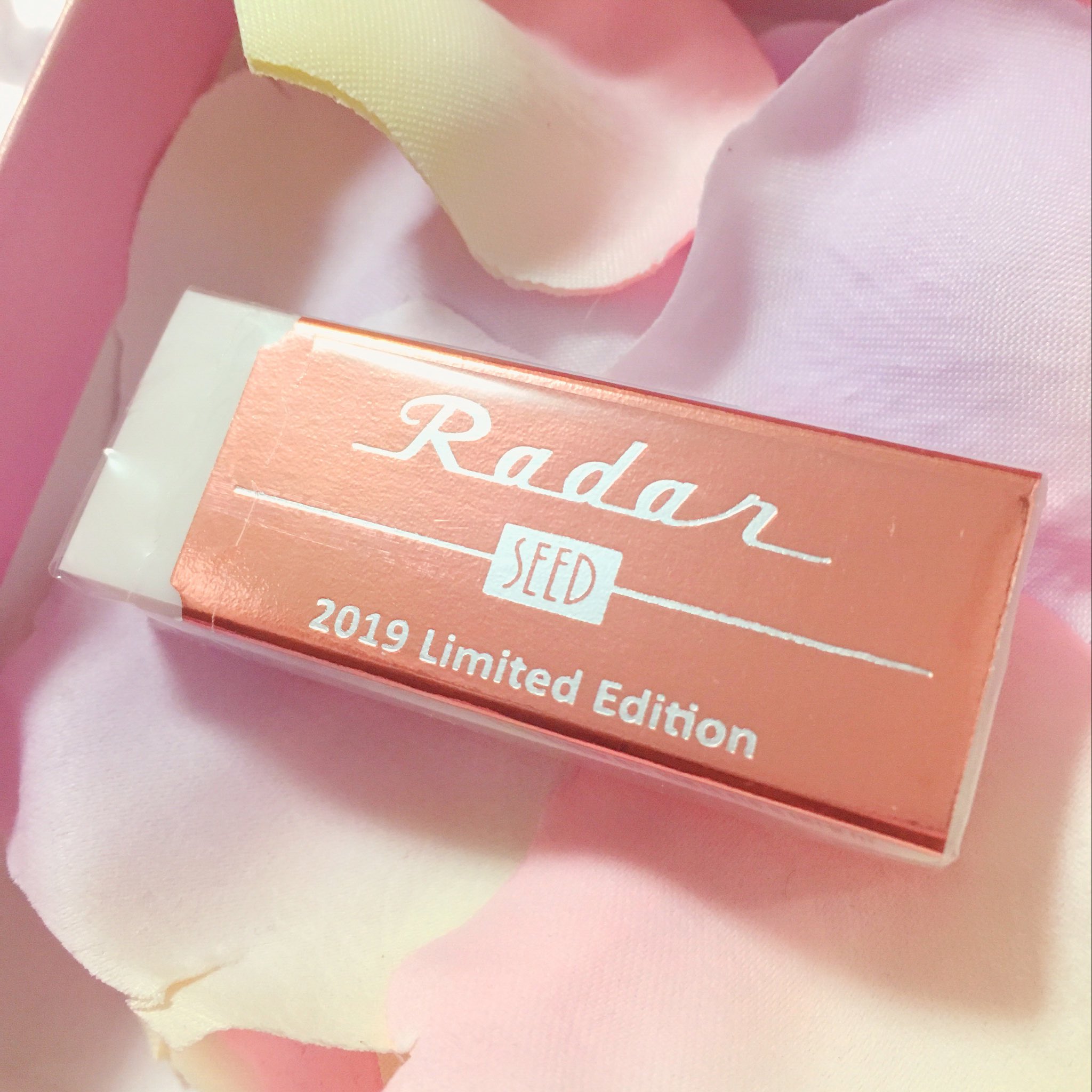 エリー Seed Radar 19 Limited Edition ピンクゴールド アクセサリーのように華やかなきらめきのピンクゴールドのスリーブにマットなシルバーの文字が映える レーダー消しゴムは消し心地が柔らかくてお気に入り ワンポイントではなく全体が上品な