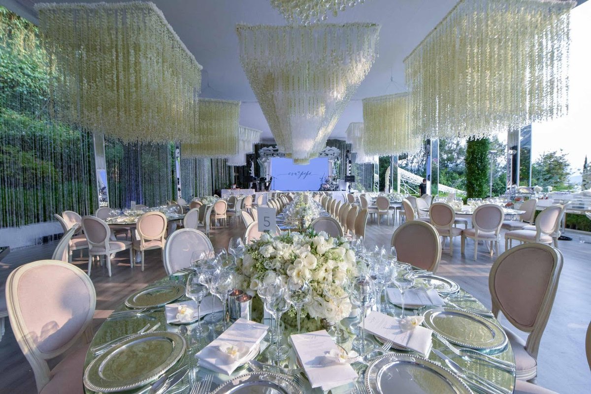 prestonrbailey's tweet image. Summertime ☀️
Transforming a tent for an intimate wedding.
Tell us your favorite summer colors to entertain. 

#PrestonBailey #NeverUntilNow #PBLive