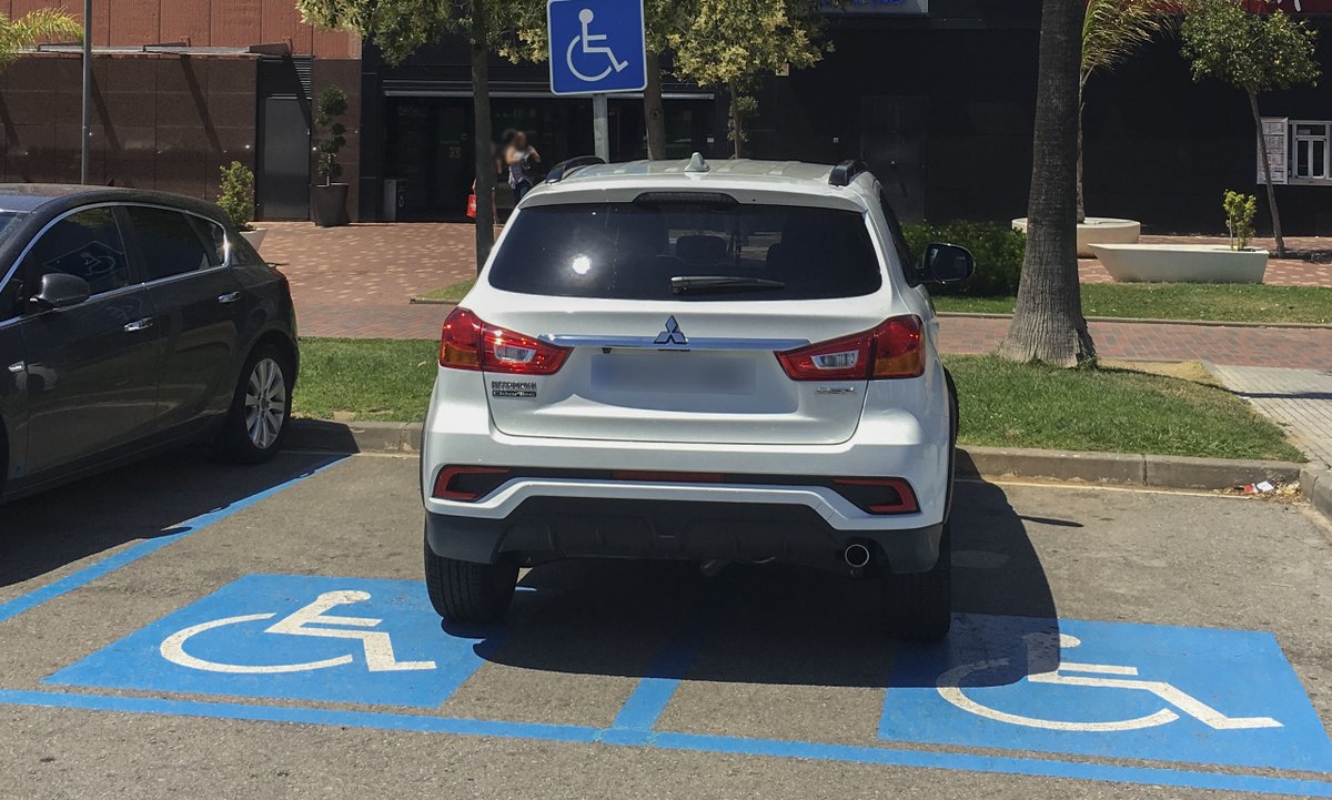 mossos's tweet photo. ♿ Això ens deixa sense paraules. Tant si és un vehicle autoritzat com si no, utilitzar les dues places adaptades és una falta de #respecte per la gent que sí ho necessita #NoÉsperlaMulta #ÉsPerRespecte https://t.co/nZDOIdQJmA