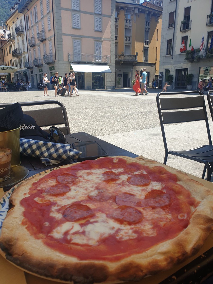 heywhatsupcourt's tweet image. Canoli!!!! Omg Italian food is just so good! Everywhere seems to do good pizza somehow😄 #comocity