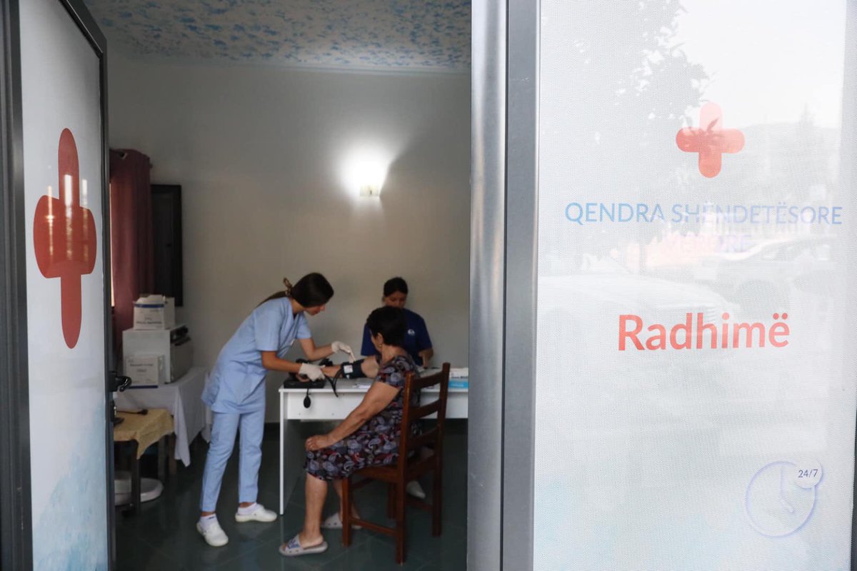 GManastirliu's tweet photo. Qendra shëndetësore e Radhimës është hapur enkas për sezonin veror, për të garantuar shërbim 24 orë për pushuesit e shumtë që frekuentojnë këtë zonë ☀🏖 
📌 Nga 1 Qershori, mbi 19 mijë qytetarë kanë marrë shërbim në 28 qendrat shëndetësore verore në zonat turistike👍🏼 https://t.co/Pu9ZM15Zrn
