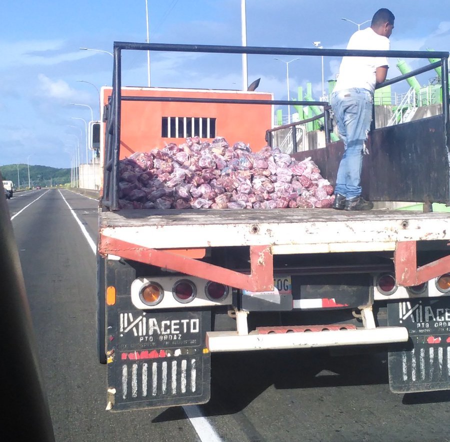 Watcher_Ven's tweet photo. #21Jul / Así es como transportan bolsas de carne para venderlas en una Feria Socialista en San Félix, bajo el sol, sin refrigeración, descongeladas, ninguna medida sanitaria / #Guayana https://t.co/19yTDSM3kn
