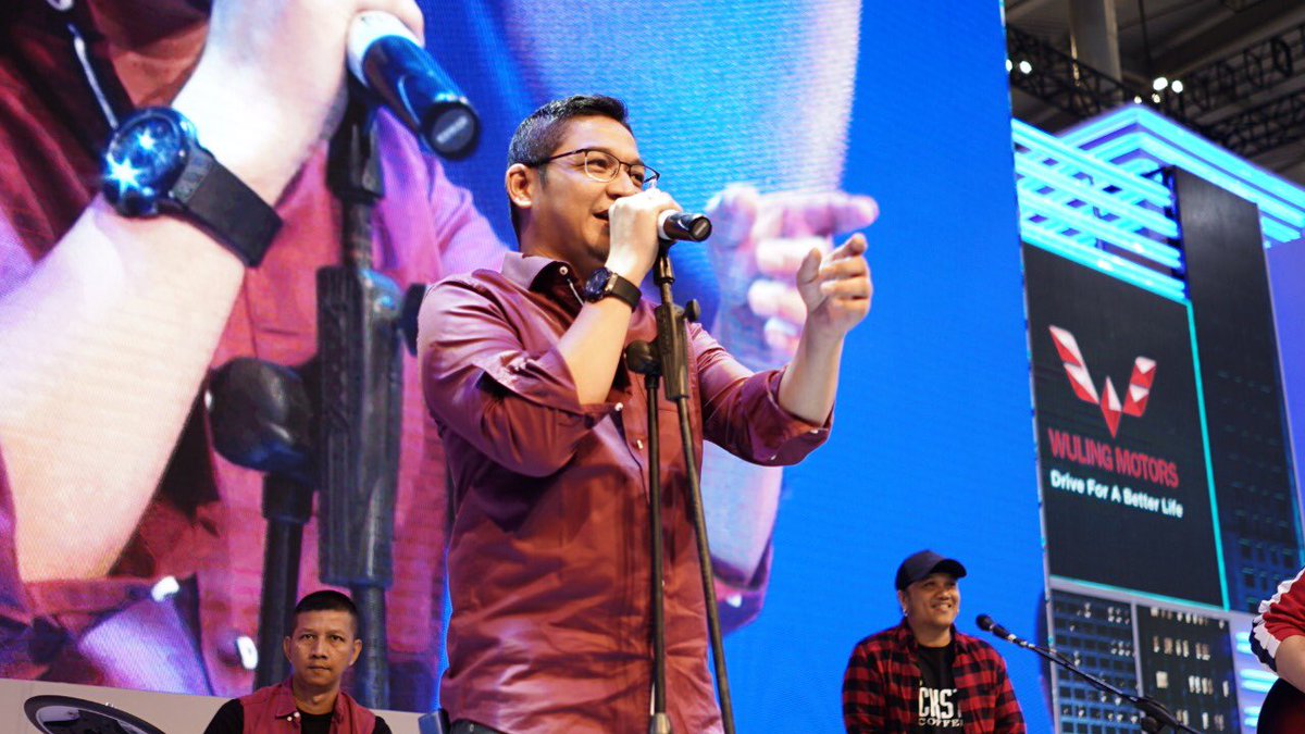 WulingMotorsID's tweet photo. Keseruan menyanyikan lagu-lagu terbaik dari Ungu Band di booth #WulingGIIAS2019 Hall 3H, ICE BSD City 18-28 Juli 2019.
#WulingMotors #GIIAS2019 #DriveForABetterLife https://t.co/A6Oafmyqfh
