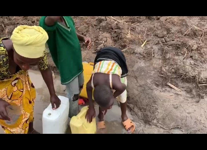 freewavetec's tweet photo. @wasac_rwanda what has tundu done to WASAC....one full month with out water. Abaturagye bsaigaye bavoma amazi mabi muri nyirakanamba. Do something. https://t.co/BM9Jz8YTo4