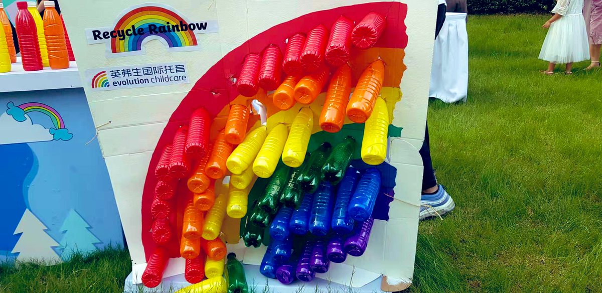 SueJones19's tweet photo. Raising Recyclable awareness this week @EvolutionChildC #China with Glyn’s Recycle Rainbow 🌈❤️🧡💛💚💙💜 https://t.co/5QGeHkdJaR