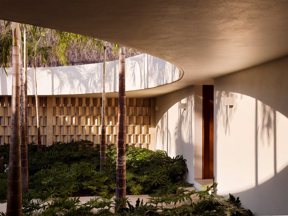 dezeen's tweet photo. Mexican coastal house by CDM circles tropical courtyard: https://t.co/X7Ve0HPdal https://t.co/uIXWCvqroV