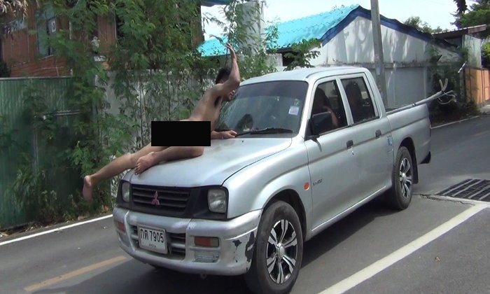 webthaiday's tweet photo. ระทึก หนุ่มคลั่งเดินเปลือยกายล่อนจ้อนกลางถนน-กระโดดขึ้นเกาะฝากระโปรงรถ
หนุ่มวัย 22 ปี 
https://t.co/XT1AmMVr8K https://t.co/tkCh1Fy8GM