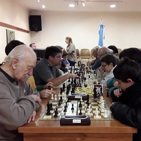 gzinny's tweet photo. El proyecto de ajedrez que tienen Nelson y sus alumnos en Arrecifes trasciende la escuela. Hace días los visité y hoy me enviaron estas fotos que lo dicen todo 👴🏻 🤝 👦🏻 https://t.co/AFqi5CSX8u