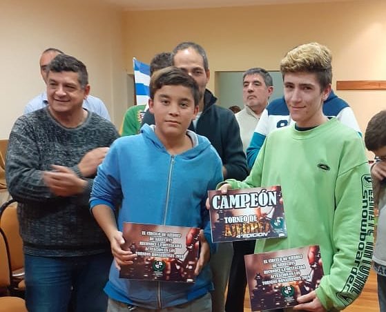 gzinny's tweet photo. El proyecto de ajedrez que tienen Nelson y sus alumnos en Arrecifes trasciende la escuela. Hace días los visité y hoy me enviaron estas fotos que lo dicen todo 👴🏻 🤝 👦🏻 https://t.co/AFqi5CSX8u