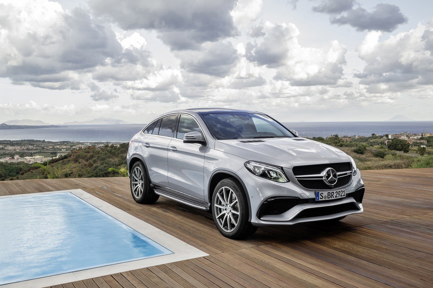 Mercedes Benz Ire The Mercedesamg Gle 63 S 4matic Coupe With An Amg 5 5 Liter V8 Biturbo Engine And 430 Kw 585 Hp Waiting To Be Unleashed Mercedesbenz Mercedes Mercedesamg Amg Drivingperformance