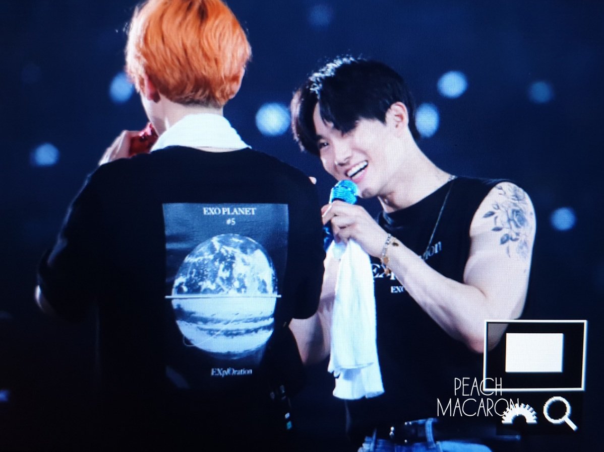 peachmacaron522's tweet photo. 190721 #EXplOrationinSeoulDay3 #수호 #준면
멤버들 놀릴때 젤해맑아 😊 넘우 귀여워 https://t.co/YiMEKX63I5