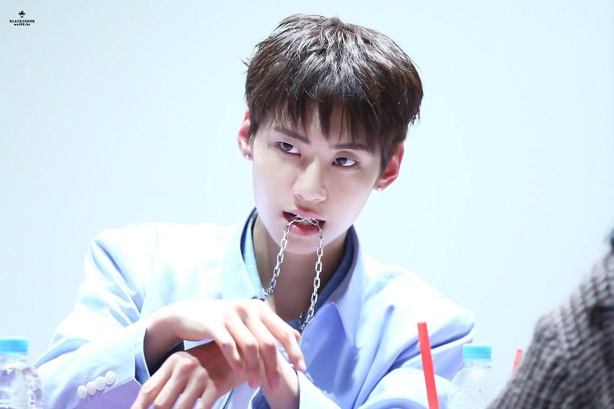 Daily_JinHyuk's tweet photo. 160429 수원 팬사인회 #이진혁
민소매..민소매... https://t.co/6GSD6EvskB