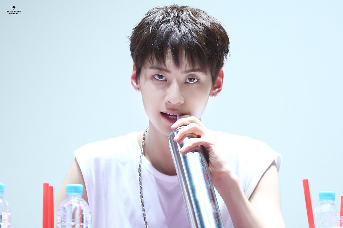 Daily_JinHyuk's tweet photo. 160429 수원 팬사인회 #이진혁
민소매..민소매... https://t.co/6GSD6EvskB