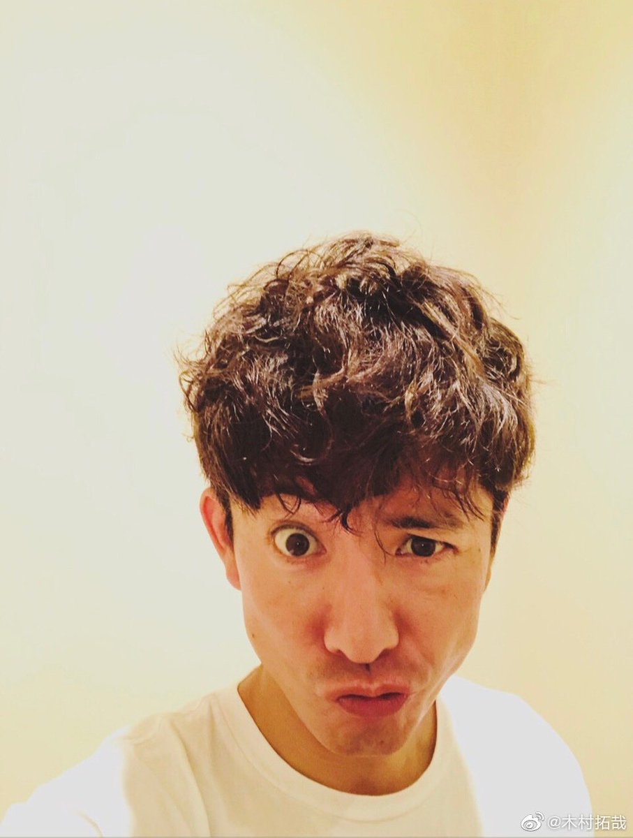 恍惚的猫 C C 差不多就是前年戛纳海滩那个吃冰激凌 的boy 木村拓哉