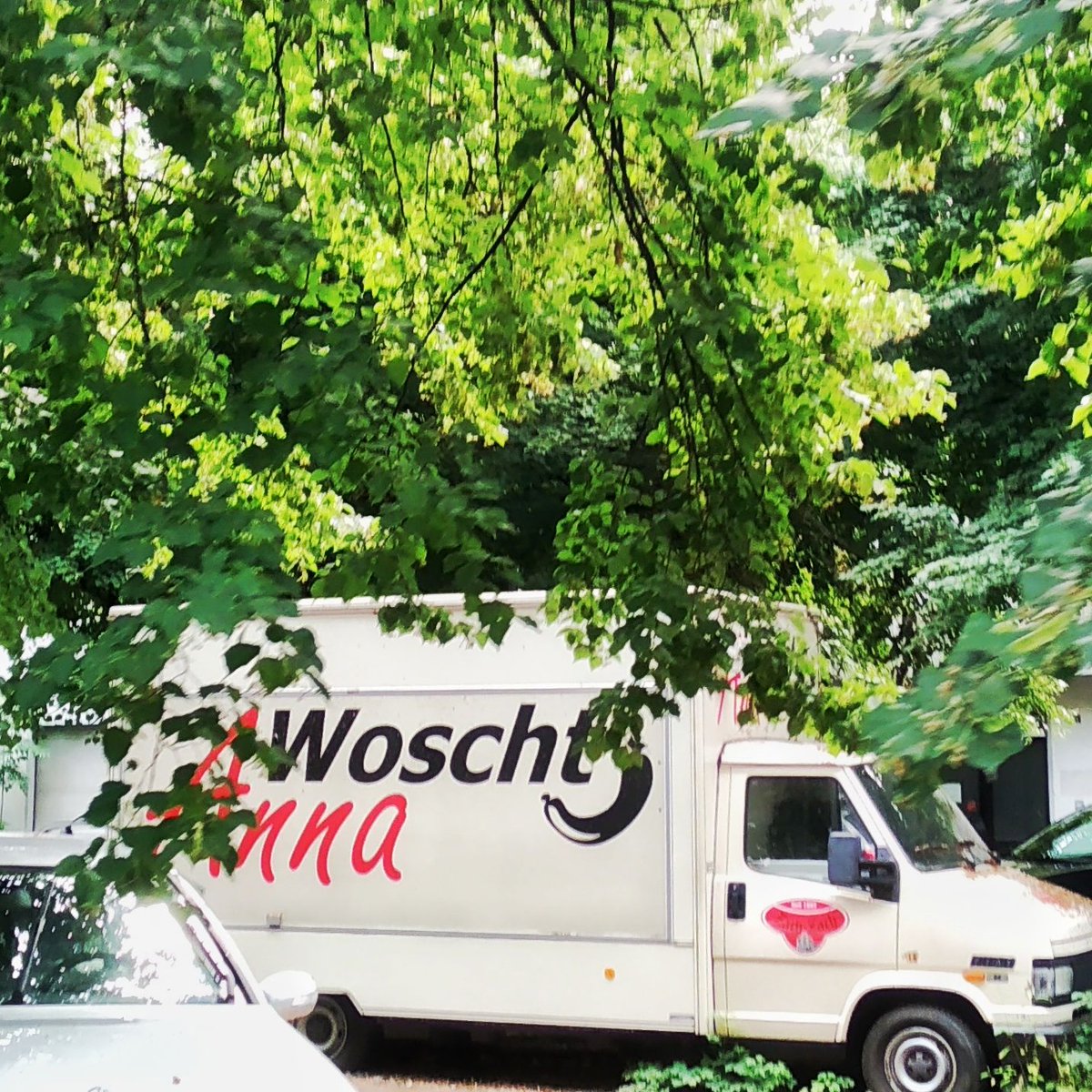 joest_sms's tweet image. Minute 114, Woscht Anna - Oft gesehen, daran vorbei gelaufen und immer gedacht, dass das nur ein abgestellter Imbiss-Wagen ist. 
Doch eines Tages, nach der Vorlesung, war geöffnet. Und ich hab mir trotzdem nichts geholt.

#DingeUndGedanken #98von100Tweets #SMSChallenge #SMSTexten