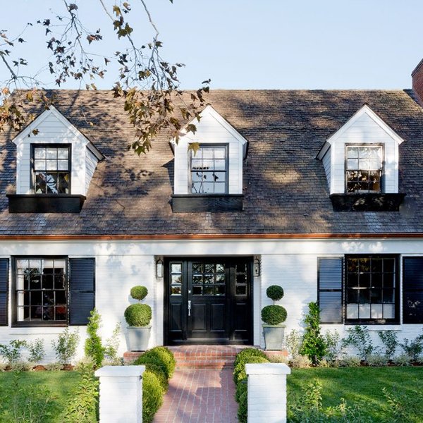 The gorgeous Cape Cod style home at the end of the cul de sac is a real showstopper and, last week I gave you a little tour of the inside. ciaonewportbeach.blogspot.com/2019/07/sunday…