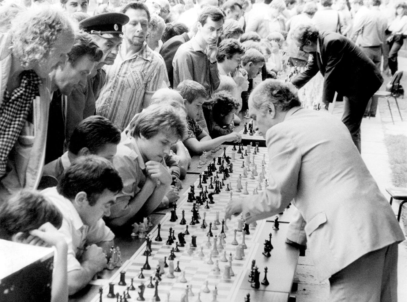 Douglas Griffin on X: Ex-World Champion Mikhail Tal (b. Riga, 1936; d.  Moscow, 1992), pictured at Wijk aan Zee, January 1988.  (📷: #chess  / X