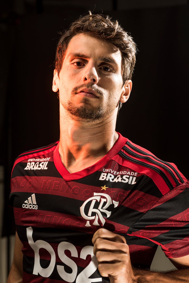 LibertadoresBR's tweet photo. 🔴⚫️ Zagueiro de condomínio? A imagem de @RCaio03 está em transformação com a camisa do @Flamengo! Segue o 🧵 e um ensaio exclusivo com o jogador (📸 @Staff_images)... https://t.co/UnT6YFUOBS