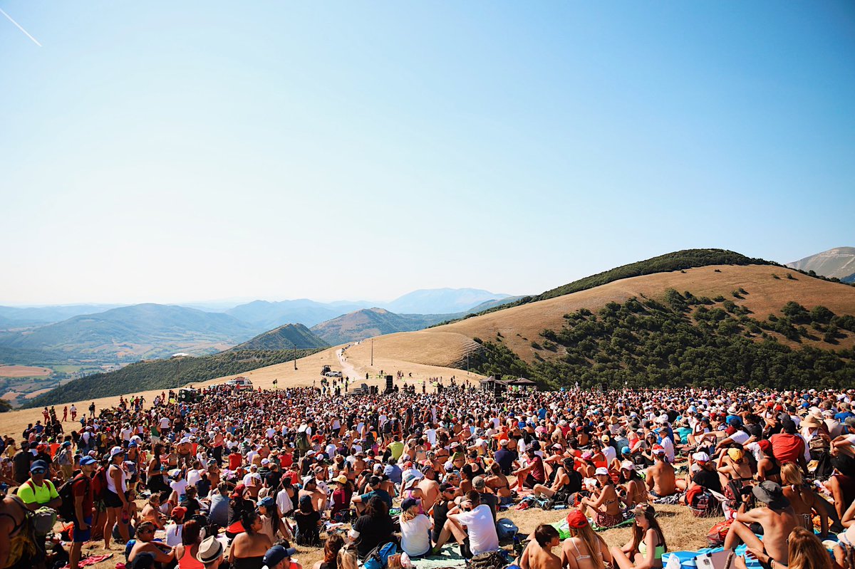 Cartolina da Monte Cucco!
Visto il tutto esaurito per motivi di sicurezza è stata bloccata l’affluenza.
Buon concerto a tutti!
#FuoriAtlanticoTour 
Staff