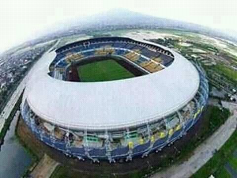 Bola_Industry's tweet photo. Buat yg MASIH tanya masalah GBLA rusak? Ya GBLA sebagian retak tapi gak struktural alias arsitektural dikarenakan ada settlemen tanah sebagian, video lengkapnya dsni ya , Investigasi menyeluruh GBLA  #savegbla #GBLAforPersib 

https://t.co/OimvCN4AGI https://t.co/pyKMa0Ltvw