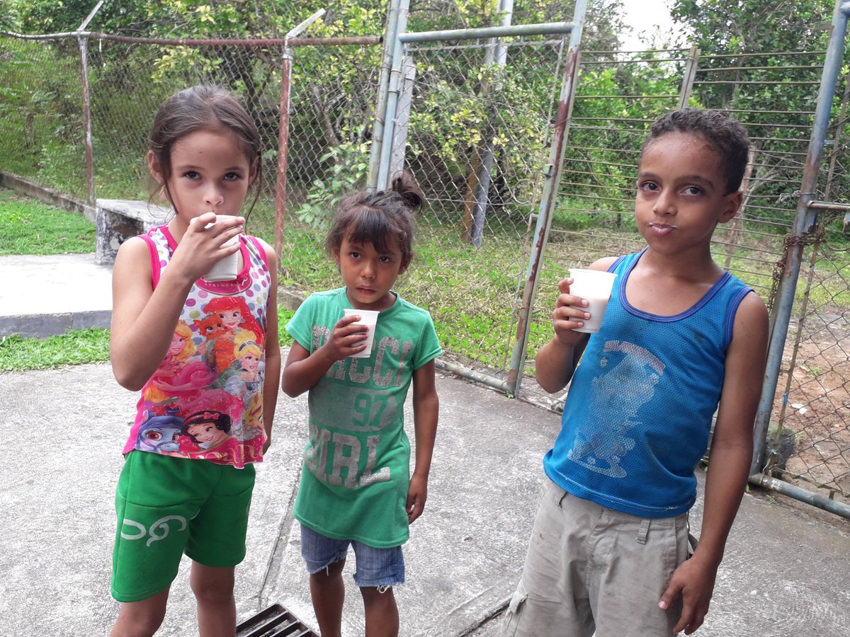 RamonGuevaraMRD's tweet photo. Ayer llevamos el programa @soysolidariove a Guayabones mcpio Obispo Ramos de Lora, los niños deben ser nuestra prioridad, representan el futuro del país. El Vaso Solidario continúa beneficiando a la población más vulnerable, las sonrisas de los niños son nuestra fortaleza. https://t.co/llydPHC36S