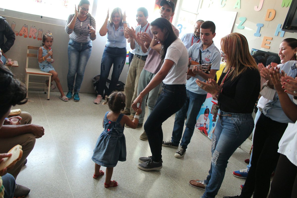 NinoSimonGuaric's tweet photo. #21Jul Pacientes pediátricos del #HIRB celebraron con alegría y sonrisas este día junto a la @NinoSimonGuaric 👦👧 https://t.co/x6frffqpDI