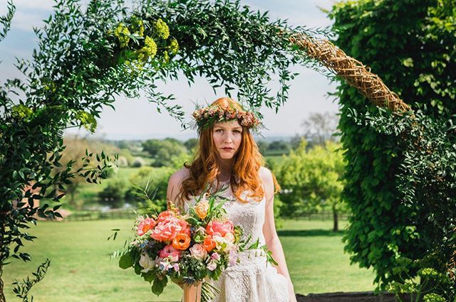 Stunning views every way you look.  We love this flower arch, by @wildandcoflowers,  which frames the magical vista across the Gloucestershire countryside so beautifully. 
Photographer:  @redmaple13 
Flowers: @wildandcoflowers 
Dress: @ivoryandco

#glouc… ift.tt/2O9jaWo