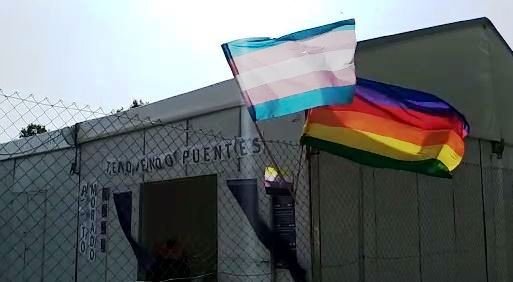 Denuncian agresión LGTBIfóbica en las fiestas de Valdeluz (Yebes, Guadalajara). El agresor, que dirigió insultos y proclamas franquistas contra la peña Tendiendo Puentes, estuvo arropado por uno de los concejales de Vox en la localidad dosmanzanas.com/2019/07/denunc…