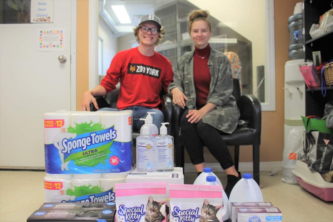 BAPSBrooksAB's tweet photo. A huge thank you to Dailynn and Keegan for the very generous donation of incredibly needed supplies 😻
We at #BAPSBrooks depend so much on the wonderful generous residents of Brooks and the County of Newell, there's no way to describe how grateful we are for every donation 🧡 https://t.co/SkyLQBSrZw