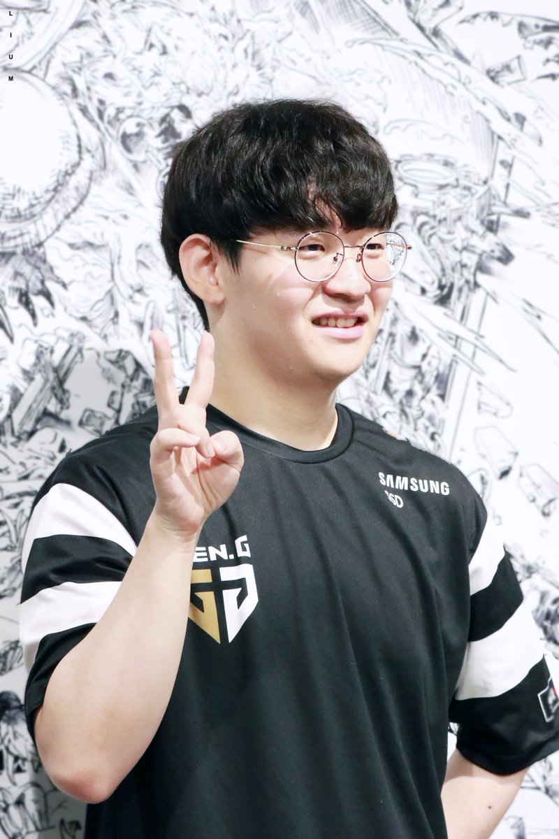 LIUM_PHOTO's tweet photo. 190720 Gen.G vs KZ Life 라이프 김정민
✌️✌️✌️ 
쟤승도 더위를 타는 편인지 땀을 뻘뻘 흘리는 모습ㅋㅋㅋ 사이좋게 더위 타는 봇듀군요ㅋㅋ
#GenG #젠지 #Life #라이프 #김정민 https://t.co/p6jvgOloqz